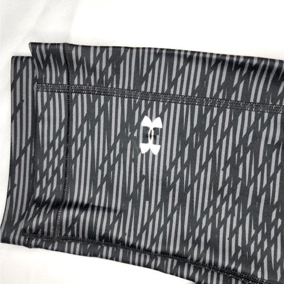 🌸3/$25 UNDER ARMOUR HeatGear Geometric Black & Gray Workout Capri Leggings, Med - Picture 11 of 15